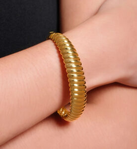 Alternative view of Vira Bangle